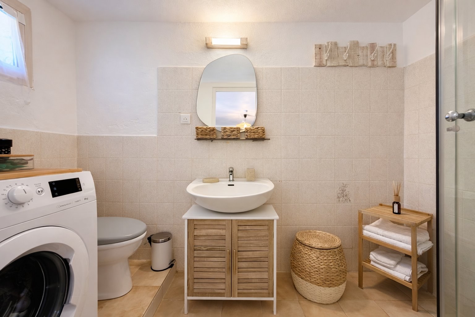 Salle d'eau de l'appartement Angèle avec douche et lave-linge
